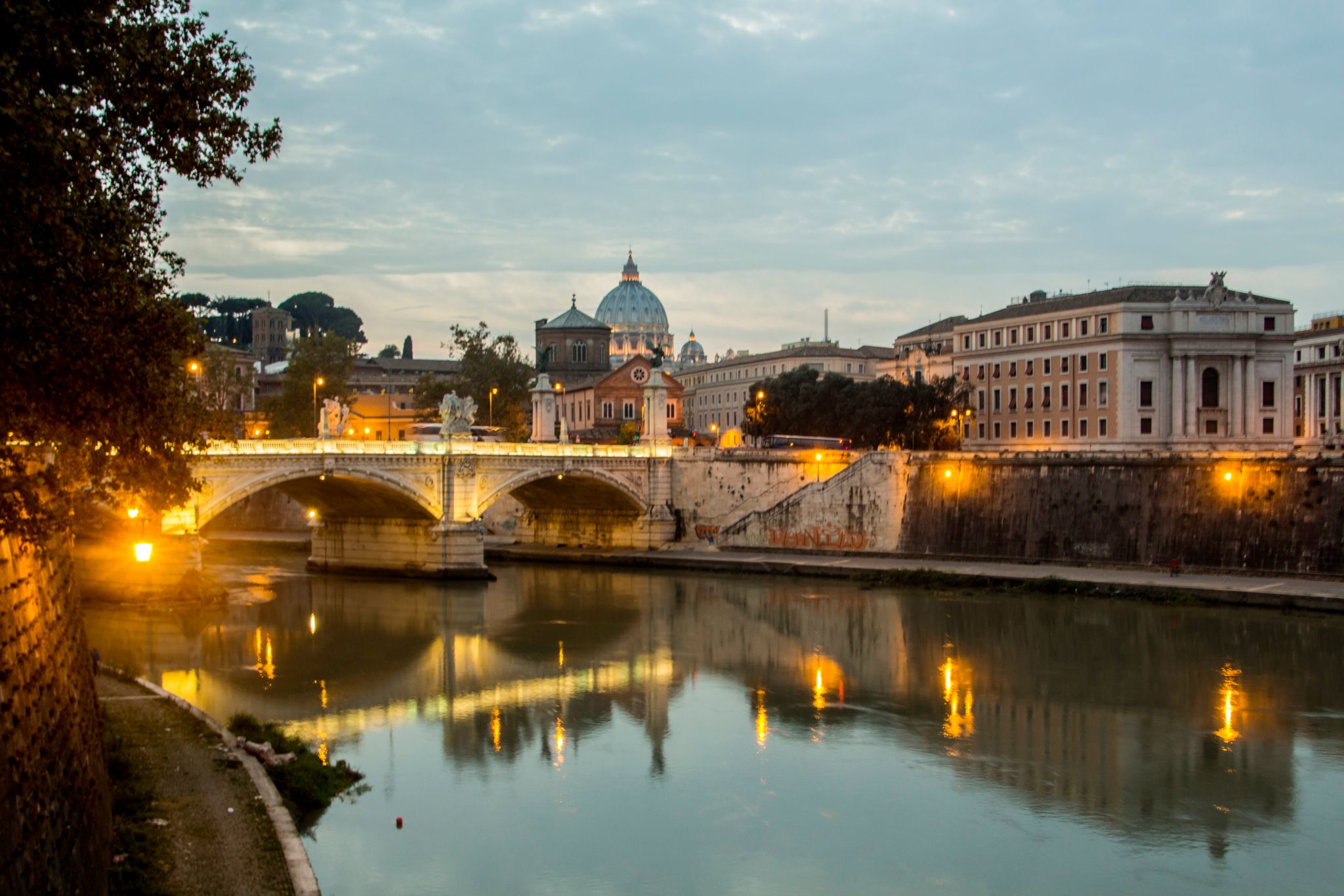 Brug over Tiber Roma bij avond  - Eiko Waleson